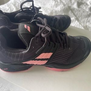 Black and pink women’s babolat tennis shoes.